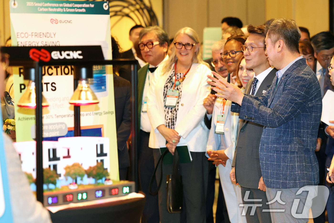 (서울=뉴스1) 임세영 기자 = 김민석 국무총리가 22일 오전 서울 종로구 새문안로 포시즌스 호텔에서 열리는 2025 탄소중립 녹색성장 글로벌 협력 콘퍼런스 개회식에 앞서 기후테크 …