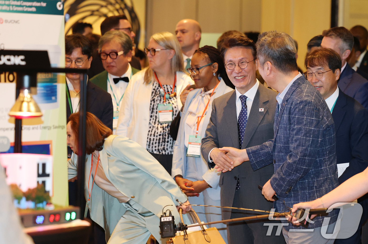 (서울=뉴스1) 임세영 기자 = 김민석 국무총리가 22일 오전 서울 종로구 새문안로 포시즌스 호텔에서 열리는 2025 탄소중립 녹색성장 글로벌 협력 콘퍼런스 개회식에 앞서 기후테크 …