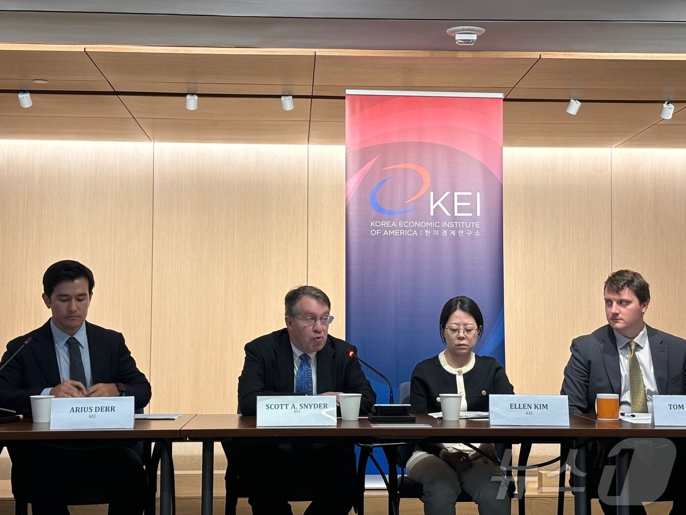 본문 이미지 - 21일(현지시간) 스콧 스나이더(왼쪽에서 두 번째) 한미경제연구소(KEI) 소장이 워싱턴DC에서 연 간담회에서 한미 정상회담 주요 의제 등에 대해 전망하고 있다. 2025.08.21. ⓒ News1 류정민 특파원