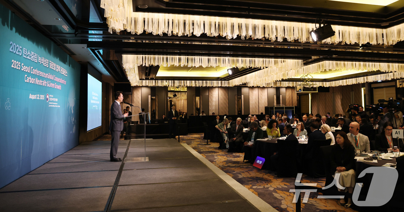 (서울=뉴스1) 임세영 기자 = 김민석 국무총리가 22일 오전 서울 종로구 새문안로 포시즌스 호텔에서 열린 2025 탄소중립 녹색성장 글로벌 협력 콘퍼런스 개회식에서 개회사를 하고 …