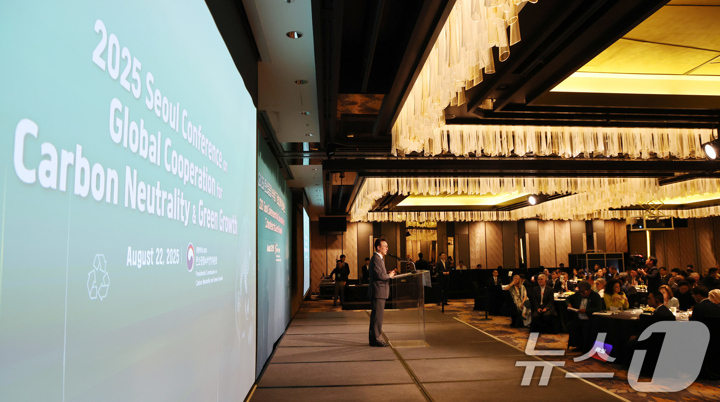(서울=뉴스1) 임세영 기자 = 김민석 국무총리가 22일 오전 서울 종로구 새문안로 포시즌스 호텔에서 열린 2025 탄소중립 녹색성장 글로벌 협력 콘퍼런스 개회식에서 개회사를 하고 …