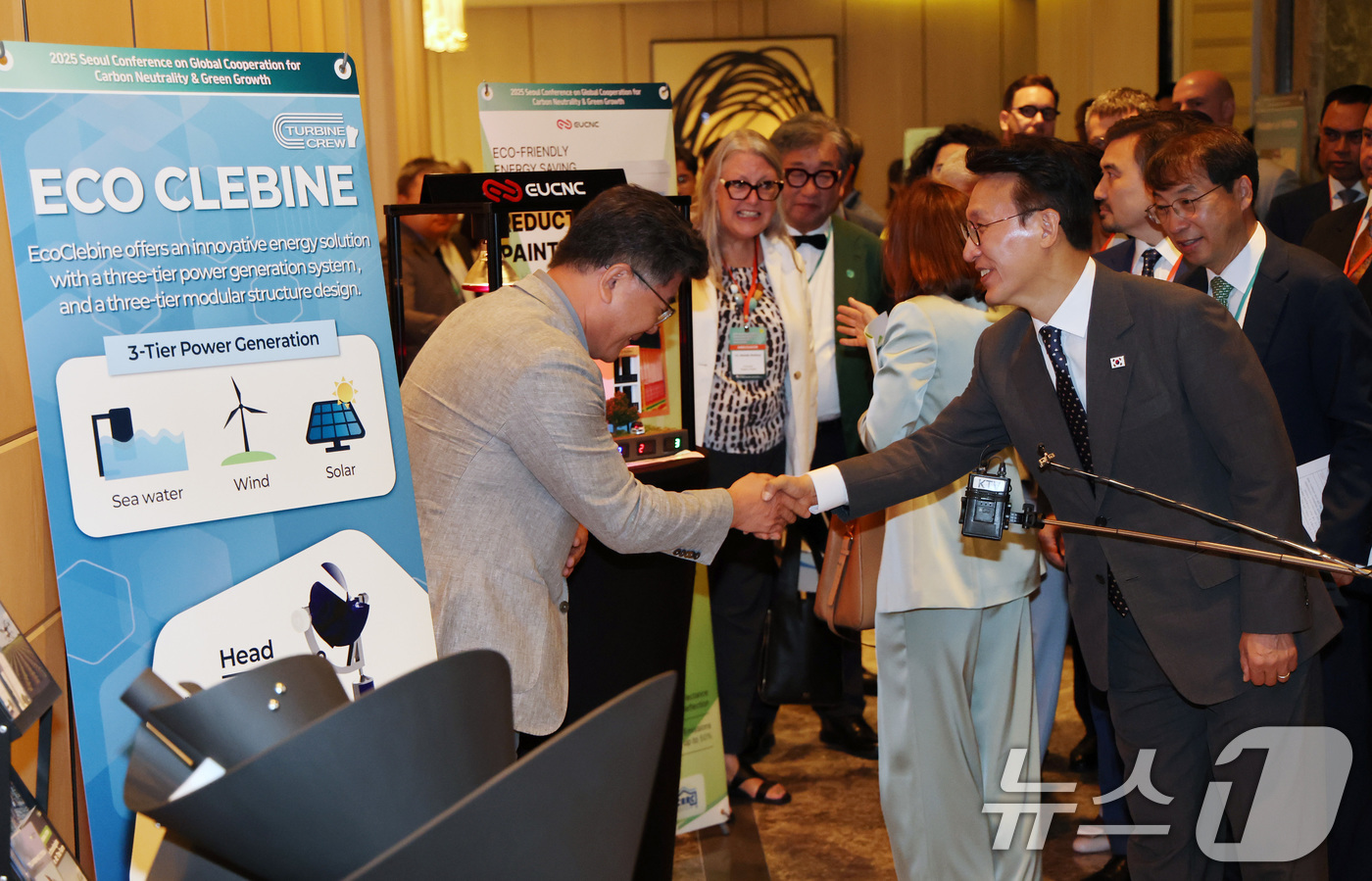 (서울=뉴스1) 임세영 기자 = 김민석 국무총리가 22일 오전 서울 종로구 새문안로 포시즌스 호텔에서 열리는 2025 탄소중립 녹색성장 글로벌 협력 콘퍼런스 개회식에 앞서 기후테크 …