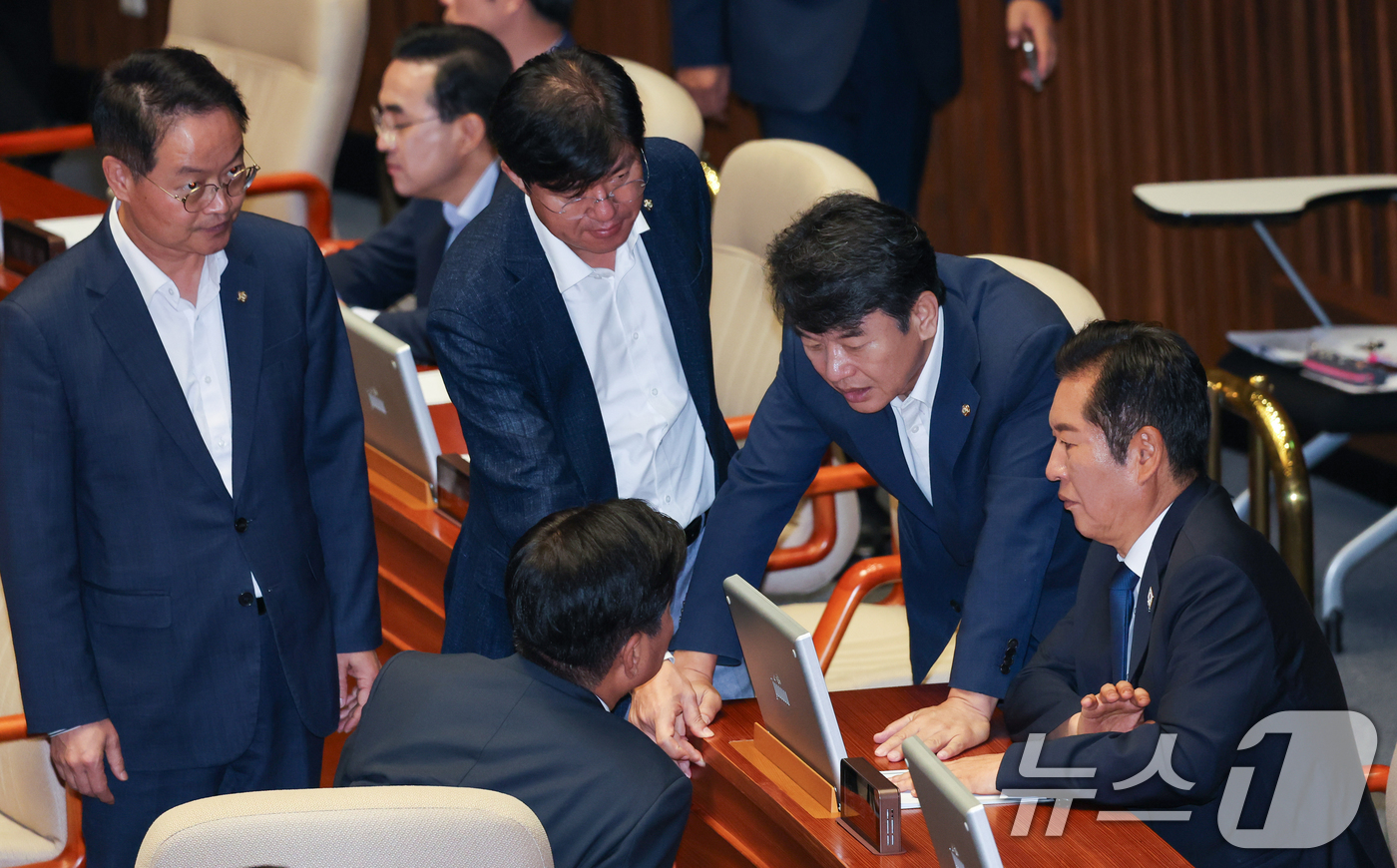 (서울=뉴스1) 안은나 기자 = 정청래 더불어민주당 대표가 22일 오전 서울 여의도 국회 본회의장에서 조승래 사무총장, 문진석 원내수석, 박상혁 대변인, 허영 원내정책수석과 대화하 …