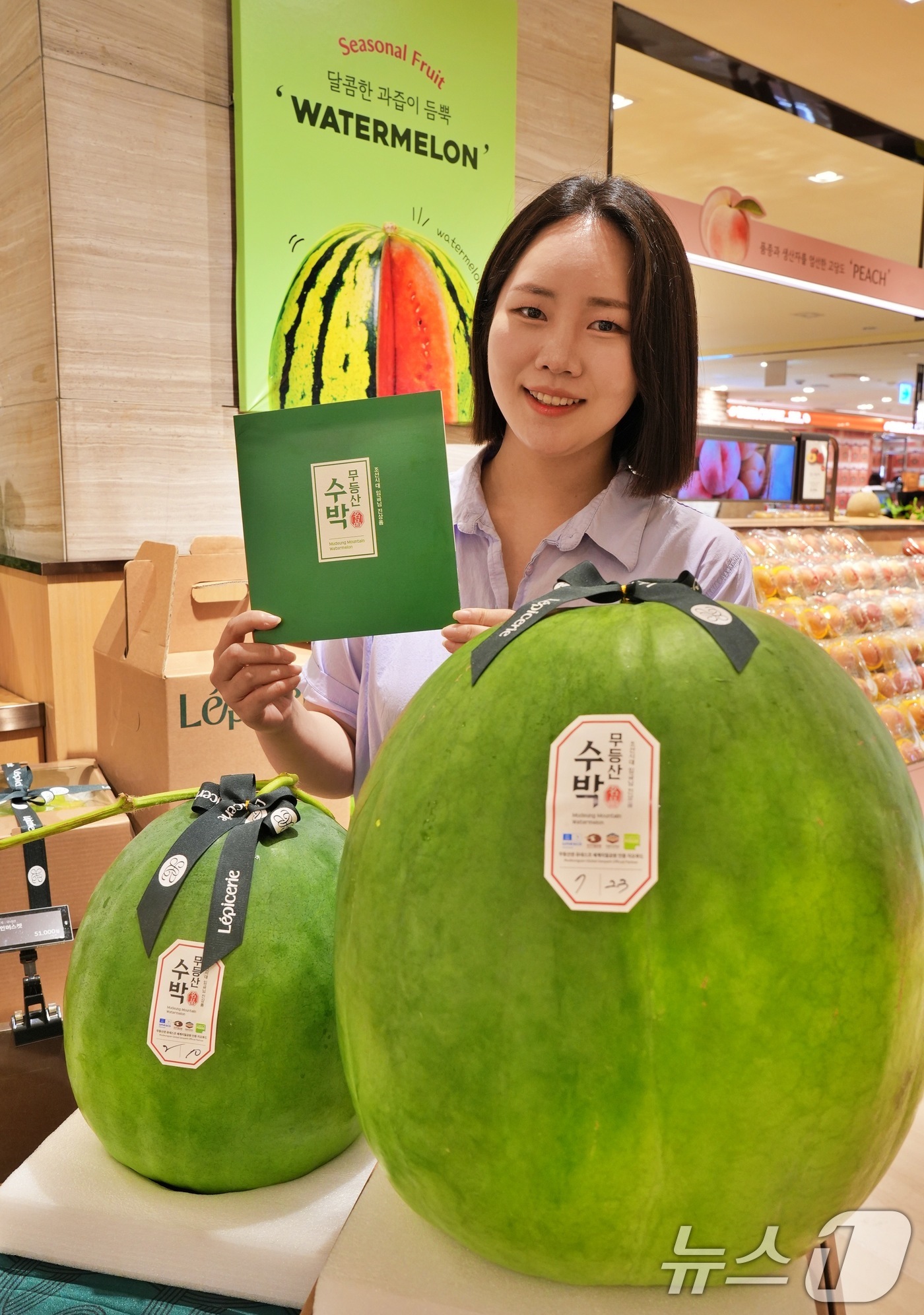 (서울=뉴스1) = 롯데백화점이 오는 10월 5일까지 수도권 17개점, 지방 10개점 도합 총 27개 점포에서 광주 무등산 수박을 판매한다고 22일 밝혔다.서울 중구 롯데백화점 본 …