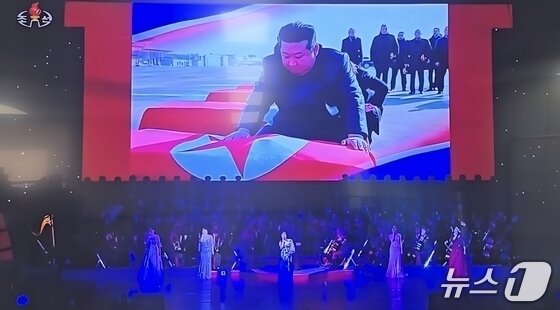 본문 이미지 - 북한 관영매체 조선중앙TV가 지난 6월 30일 공개한 기념공연 장면. 공연 중 김정은 노동당 총비서가 러시아에 파병된 후 전사한 장병의 시신을 인수하는 장면도 공개됐다.&#40;조선중앙TV 갈무리&#41;