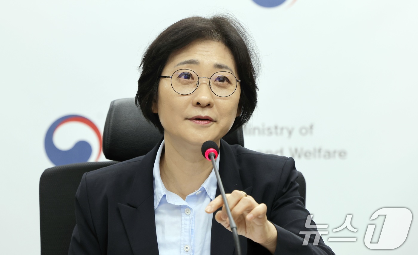 (서울=뉴스1) = 이스란 보건복지부 제1차관이 22일 개최된 ‘의료·요양·돌봄 통합지원 시범사업’ 확대와 2026년 3월 본사업 전국 시행 준비를 위해 영상간담회에서 발언하고 있 …