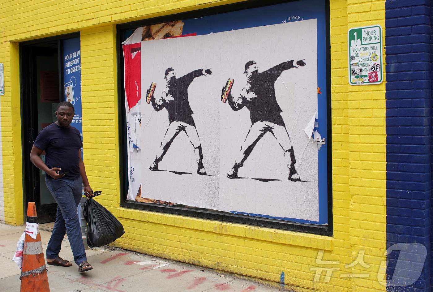 (워싱턴DC AFP=뉴스1) 김경민 기자 = 미국 워싱턴DC 곳곳에 뱅크시 스타일의 '샌드위치 가이' 포스터가 붙어있다. 2025.8.21ⓒ AFP=뉴스1