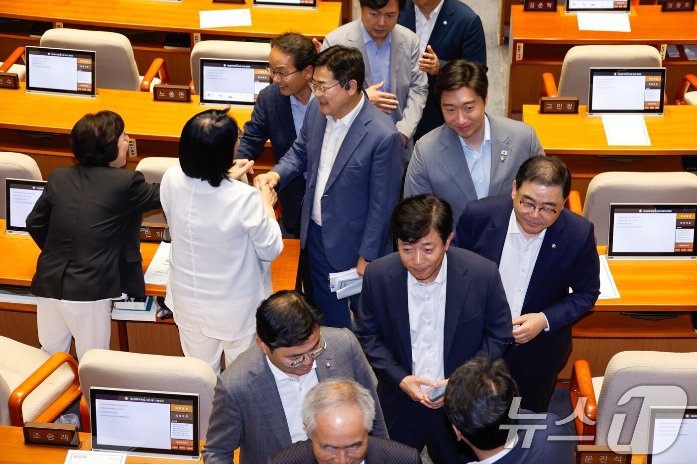 본문 이미지 - 최민희 국회 과학기술정보방송통신위원장, 김현 더불어민주당 간사가 22일 오전 서울 여의도 국회 본회의장에서 한국교육방송공사법&#40;EBS법&#41; 개정안이 국민의힘 불참 속에 재적 298인, 재석 180인, 찬성 179인, 반대 1인, 기권 0인으로 통과된 뒤 동료 의원들과 악수하고 있다. 2025.8.22/뉴스1 ⓒ News1 안은나 기자