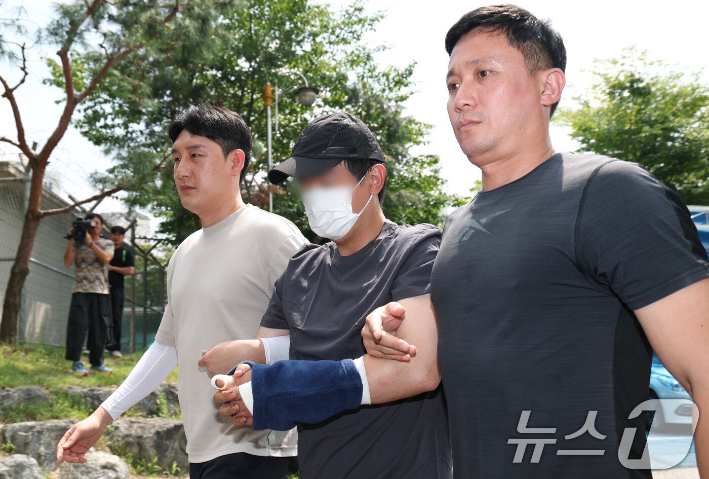 본문 이미지 - 22일 오후 경기 용인시 기흥구 용인서부경찰서로 지인을 살해하고 도주한 30대 남성 A 씨가 압송되고 있다. 2025.8.22/뉴스1 ⓒ News1 김영운 기자