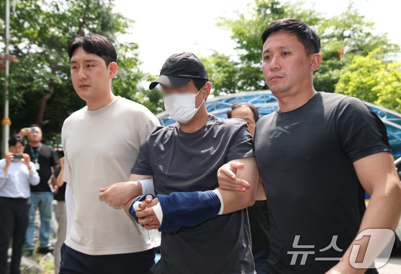 본문 이미지 - 22일 오후 경기 용인시 기흥구 용인서부경찰서로 지인을 살해하고 도주한 30대 남성 A 씨가 압송되고 있다.  2025.8.22/뉴스1 ⓒ News1 김영운 기자