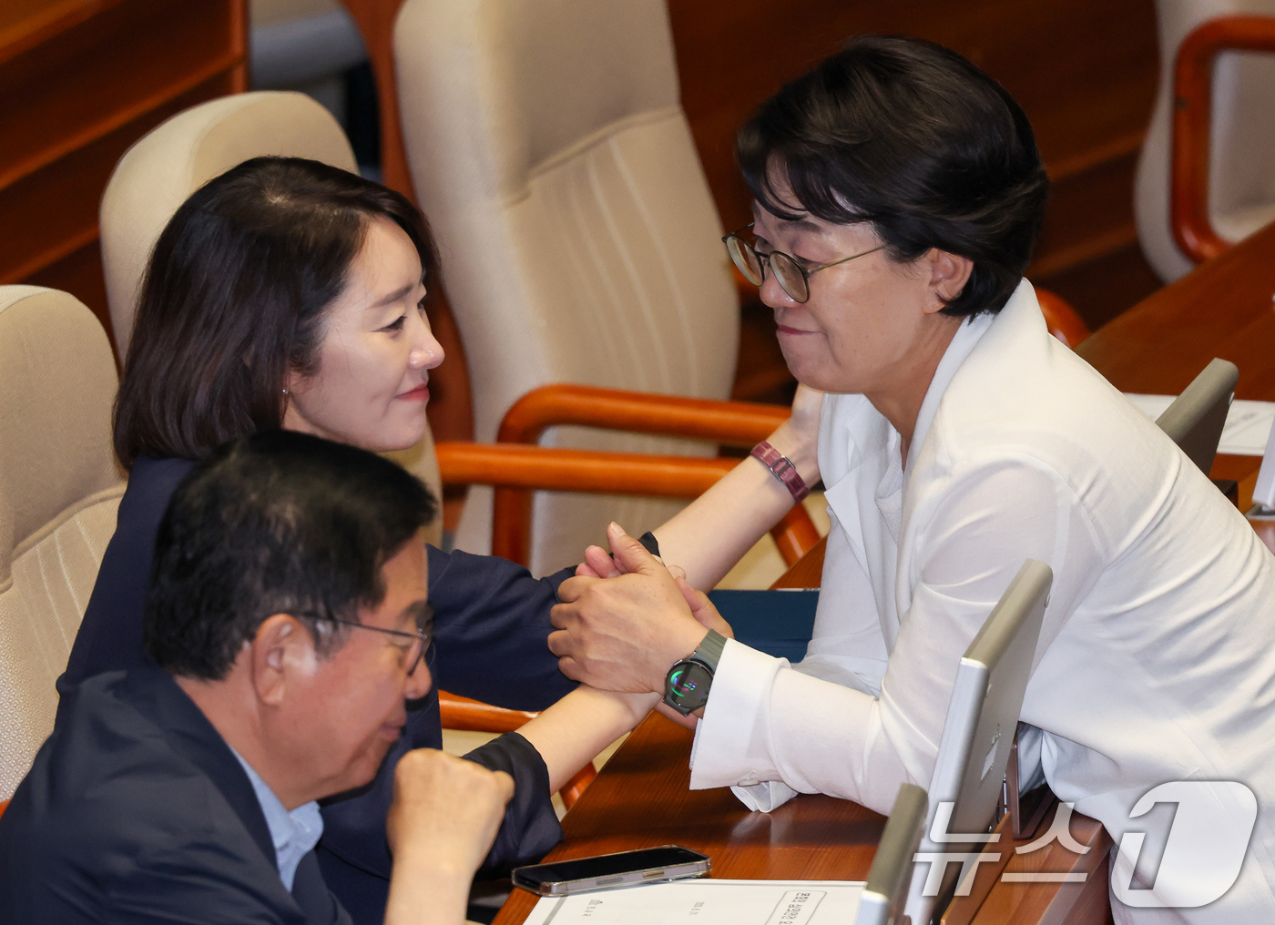 (서울=뉴스1) 안은나 기자 = 권향엽 더불어민주당 의원이 22일 오전 서울 여의도 국회 본회의장에서 강선우 의원을 격려하고 있다. 2025.8.22/뉴스1