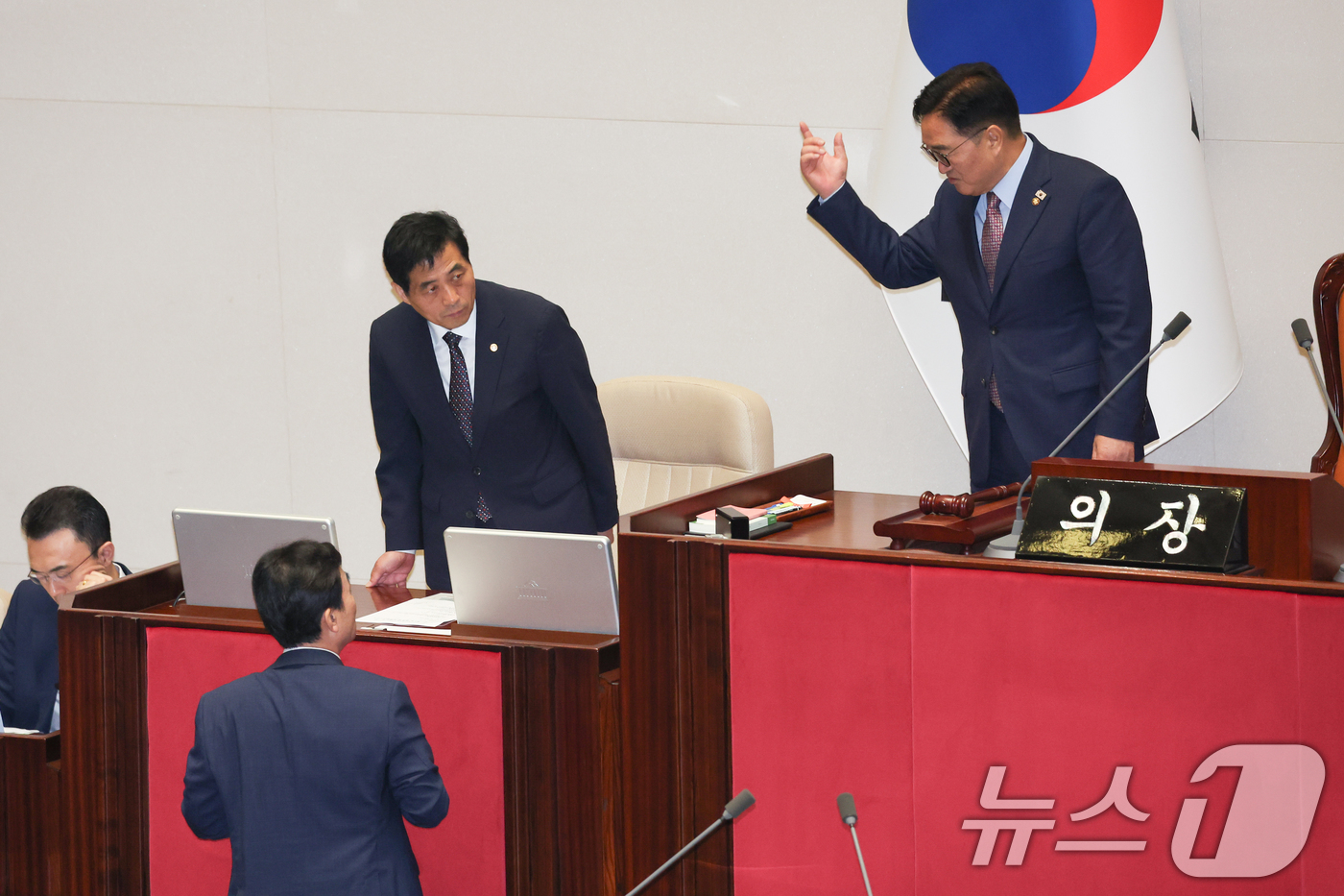 (서울=뉴스1) 안은나 기자 = 중국 전승절 행사 참석을 결정한 우원식 국회의장이 22일 오전 서울 여의도 국회 본회의장에서 안규백 국방부 장관과 대화하고 있다. 2025.8.22 …