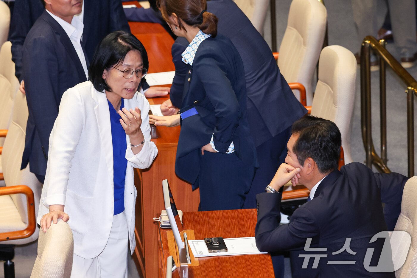 본문 이미지 - 최민희 국회 과학기술정보방송통신위원장이 22일 오전 서울 여의도 국회 본회의장에서 한국교육방송공사법&#40;EBS법&#41; 개정안에 대한 무제한토론 종결동의의 건 무기명투표 개표 중 정청래 더불어민주당 대표와 대화하고 있다. 2025.8.22/뉴스1 ⓒ News1 안은나 기자