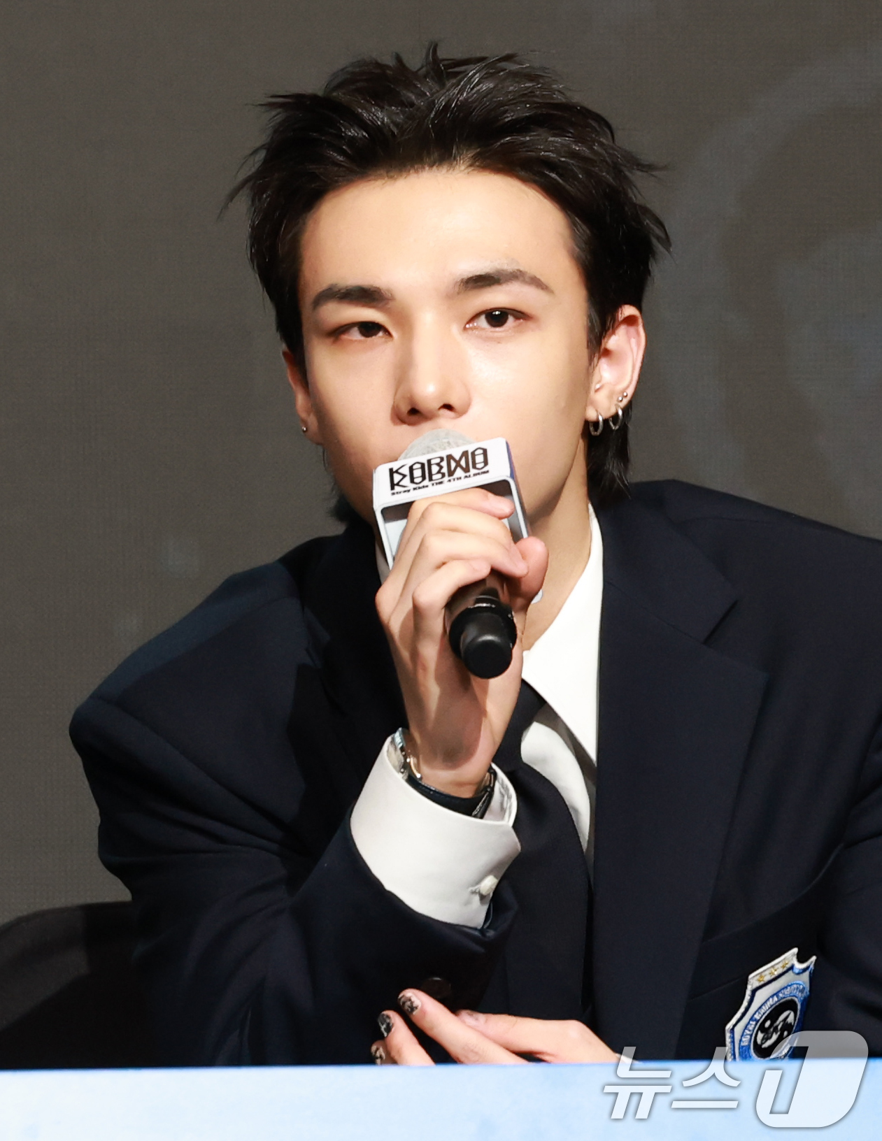 (서울=뉴스1) 권현진 기자 = 스트레이 키즈(Stray Kids) 현진이 22일 오전 서울 영등포구 콘래드호텔에서 열린 네 번째 정규 앨범 ‘KARMA’ 기자간담회에 참석해 인사 …