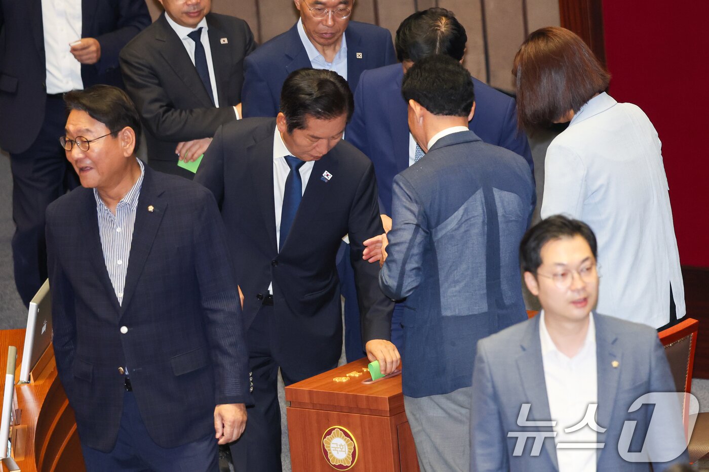 본문 이미지 - 정청래 더불어민주당 대표가 22일 서울 여의도 국회 본회의장에서 한국교육방송공사법&#40;EBS법&#41; 개정안에 대한 무제한토론 종결동의의 건 무기명 투표를 하고 있다. 2025.8.22/뉴스1 ⓒ News1 안은나 기자