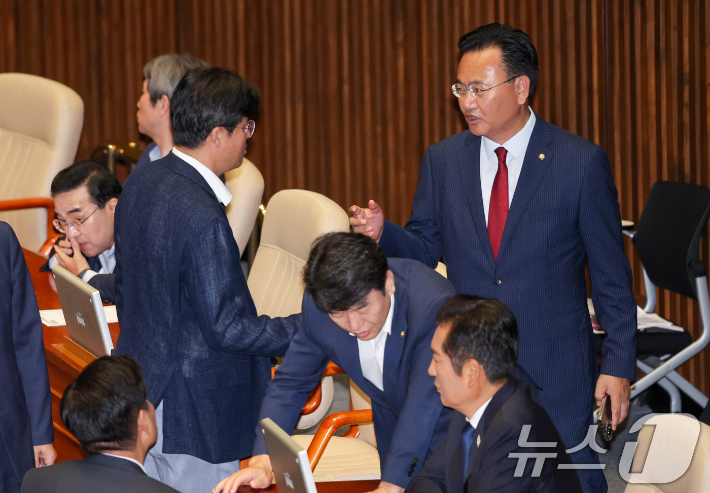 (서울=뉴스1) 안은나 기자 = 정청래 더불어민주당 대표가 22일 오전 서울 여의도 국회 본회의장에서 조승래 사무총장, 문진석 원내수석과 대화하는 가운데 유상범 국민의힘 원내수석이 …