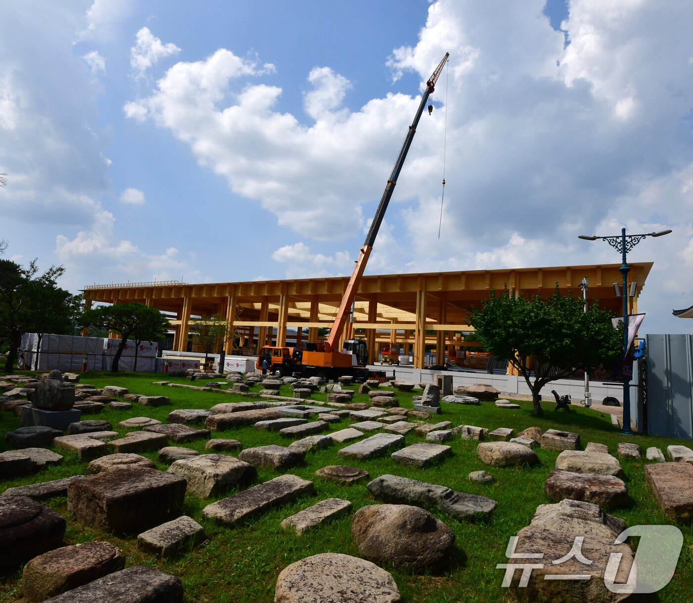 본문 이미지 - 22일 국립경주박물관에서 'APEC 2025 정상회의' 만찬장 공사가 한창이다. 만찬장은 60% 공정률을 보이고 있다. 2025.8.2/뉴스1 ⓒ News1 최창호 기자