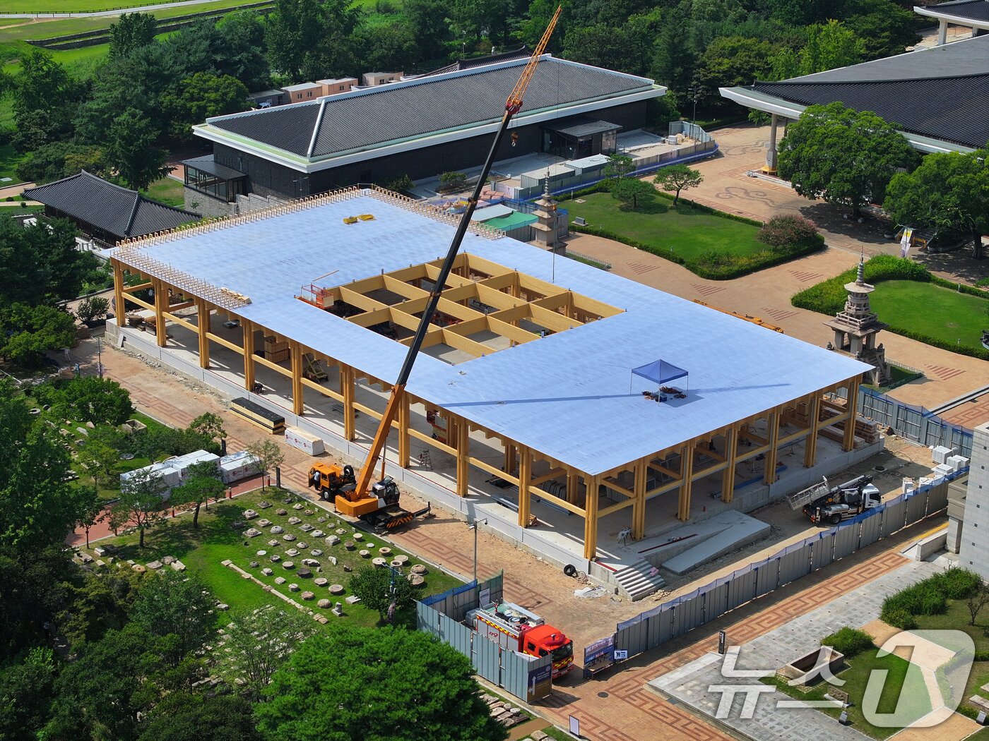본문 이미지 - 22일 국립경주박물관에서 'APEC 2025 정상회의' 만찬장 공사가 한창이다. 현재 만찬장 공정률은 60% 진행된 상태다. 2025.8.2/뉴스1 ⓒ News1 최창호 기자