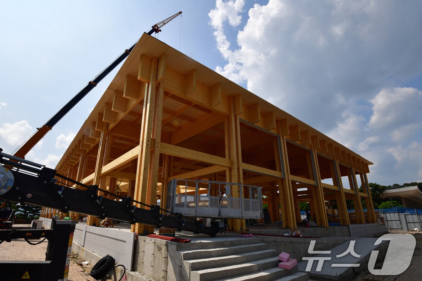 본문 이미지 - 22일 국립경주박물관에서 'APEC 2025 정상회의' 만찬장 공사가 한창이다. 현재 만찬장 공정률은 60%다. 2025.8.2/뉴스1 ⓒ News1 최창호 기자