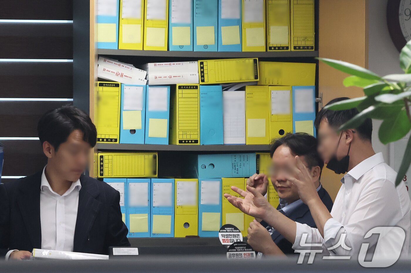 본문 이미지 - 김건희 여사의 각종 의혹을 수사 중인 민중기 특별검사팀이 지난 8월 22일 경기 양평군청에서 양평 고속도로 종점 노선 변경 의혹 사건 등과 관련해 압수수색을 하고 있다.2025.8.22/뉴스1 ⓒ News1 장수영 기자