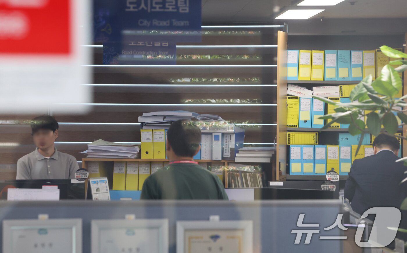 본문 이미지 - 김건희 여사의 각종 의혹을 수사 중인 민중기 특별검사팀이 22일 경기 양평군청에서 양평 고속도로 종점 노선 변경 의혹 사건 등과 관련해 압수수색을 하고 있다.  2025.8.22/뉴스1 ⓒ News1 장수영 기자