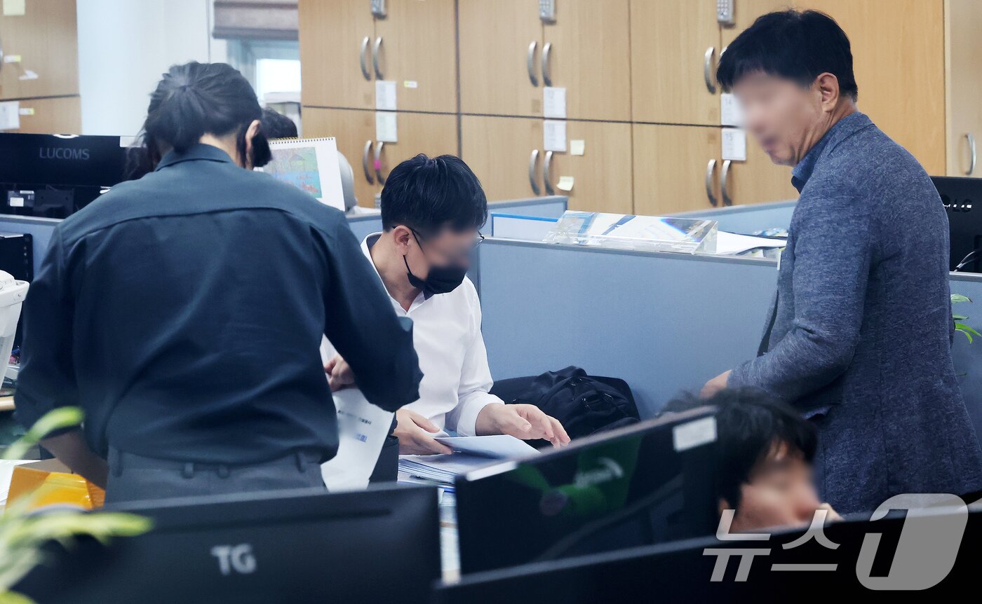 본문 이미지 - 김건희 여사의 각종 의혹을 수사 중인 민중기 특별검사팀이 경기 양평군청에서 양평 고속도로 종점 노선 변경 의혹 사건 등과 관련해 압수수색을 하고 있다. 2025.8.22/뉴스1 ⓒ News1 장수영 기자