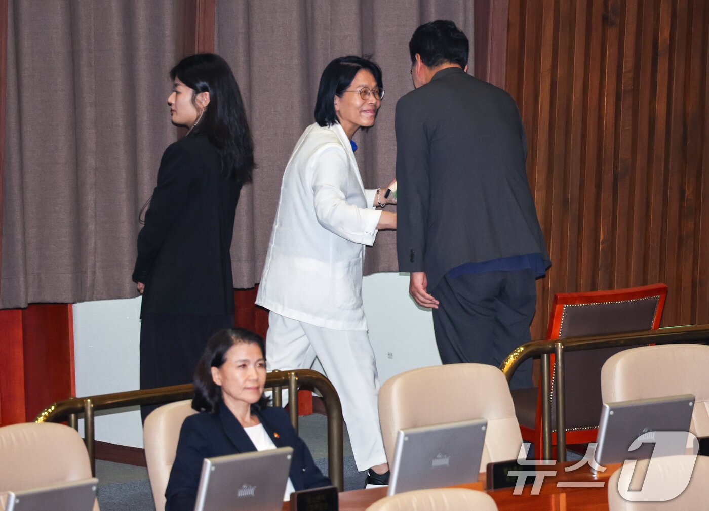 본문 이미지 - 최민희 국회 과학기술정보방송통신위원장이 22일 서울 여의도 국회 본회의장에서 한국교육방송공사법&#40;EBS법&#41; 개정안에 대한 무제한토론 종결동의의 건 무기명 투표를 한 뒤 밝은 표정을 짓고 있다. 왼쪽 아래 국무위원석은 이진숙 방송통신위원장. 2025.8.22/뉴스1 ⓒ News1 안은나 기자