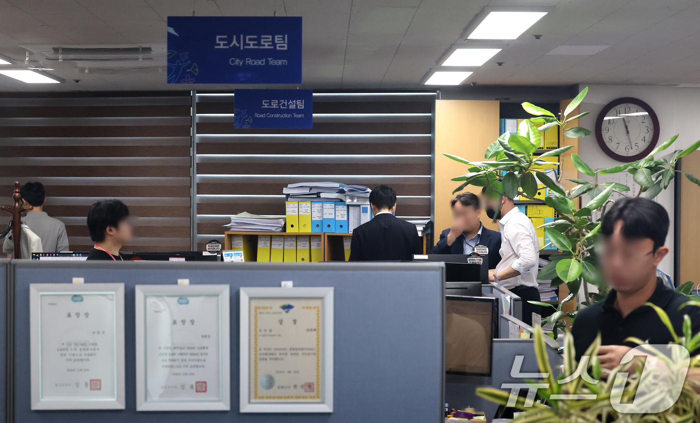 (양평=뉴스1) 장수영 기자 = 김건희 여사의 각종 의혹을 수사 중인 민중기 특별검사팀이 22일 경기 양평군청에서 양평 고속도로 종점 노선 변경 의혹 사건 등과 관련해 압수수색을 …