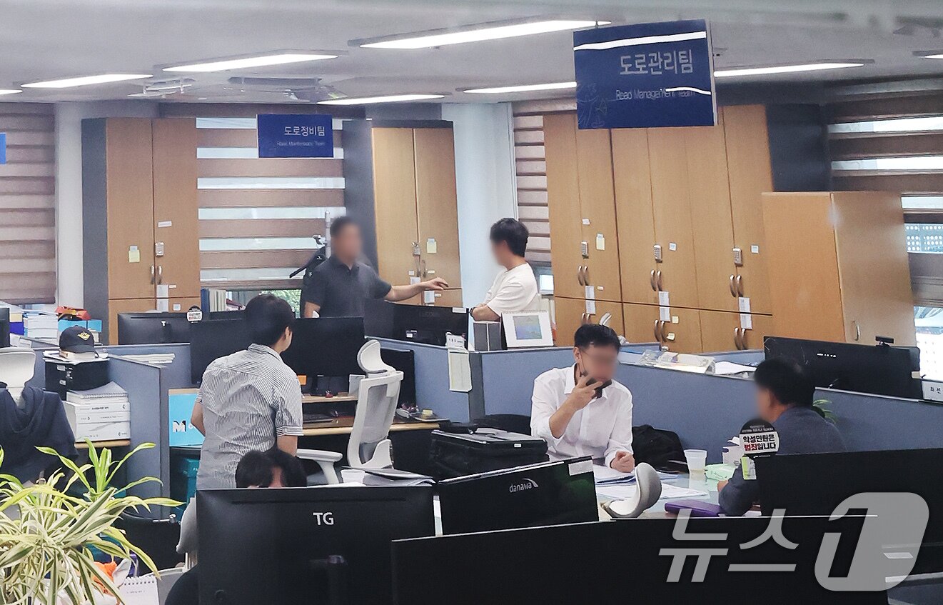 본문 이미지 - 김건희 여사의 각종 의혹을 수사 중인 민중기 특별검사팀이 지난 22일 경기 양평군청에서 양평 고속도로 종점 노선 변경 의혹 사건 등과 관련해 압수수색을 하고 있다. 특검팀은 언론 공지를 통해 양평군청 등 10여 곳에 대한 압수수색을 실시하고 있다고 밝혔다. 2025.8.22/뉴스1 ⓒ News1 장수영 기자