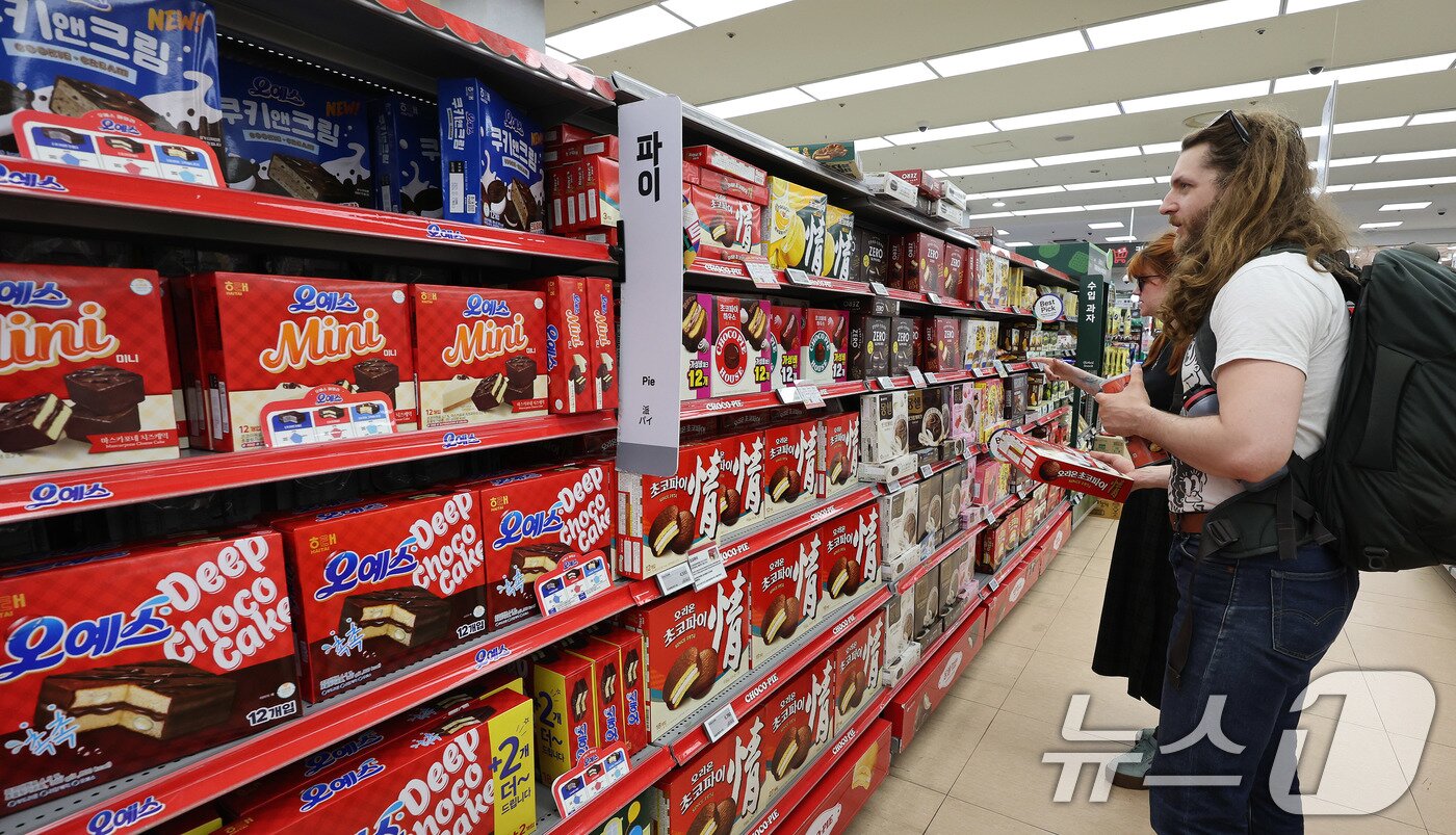본문 이미지 - 서울의 한 대형마트 과자코너를 찾은 외국인 관광객 모습. /뉴스1 ⓒ News1 
