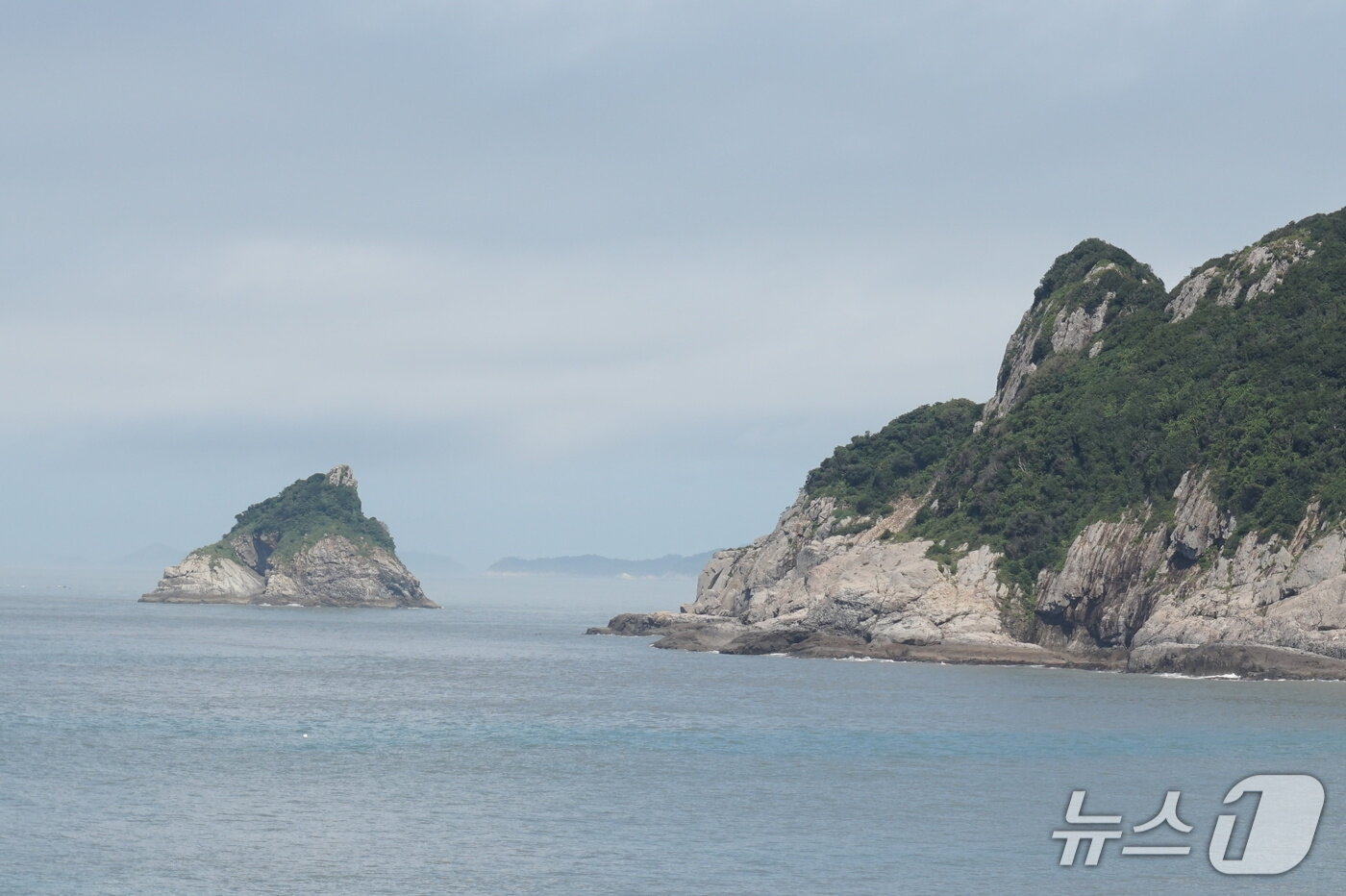 본문 이미지 - 독거도 선착장 앞 구멍섬이라 불리는 고깔섬&#40;왼쪽&#41;과 갈매섬. 2025.8.22/뉴스1 ⓒ News1 조영석 기자 