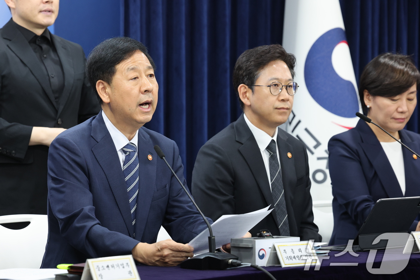 (서울=뉴스1) 임세영 기자 = 구윤철 경제부총리 겸 기획재정부 장관(왼쪽)이 22일 오후 서울 종로구 정부서울청사에서 새정부 경제성장전략 관계부처 합동 브리핑을 하고 있다. 20 …