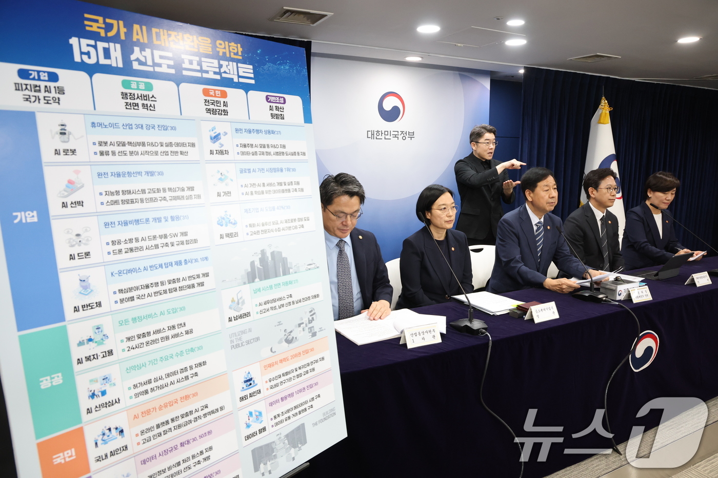 (서울=뉴스1) 임세영 기자 = 구윤철 경제부총리 겸 기획재정부 장관이 22일 오후 서울 종로구 정부서울청사에서 새정부 경제성장전략 관계부처 합동 브리핑을 하고 있다.왼쪽부터 문신 …