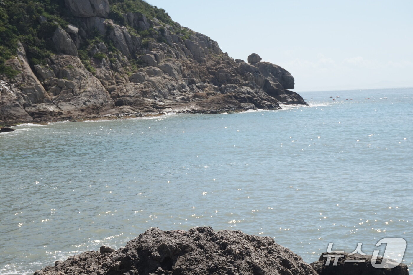 본문 이미지 - &#39;집앞에&#39; 해변에서 본 &#39;둥근너머&#39;의 독거도 꽁돌. 2025.8.22/뉴스1 ⓒ News1 조영석 기자 