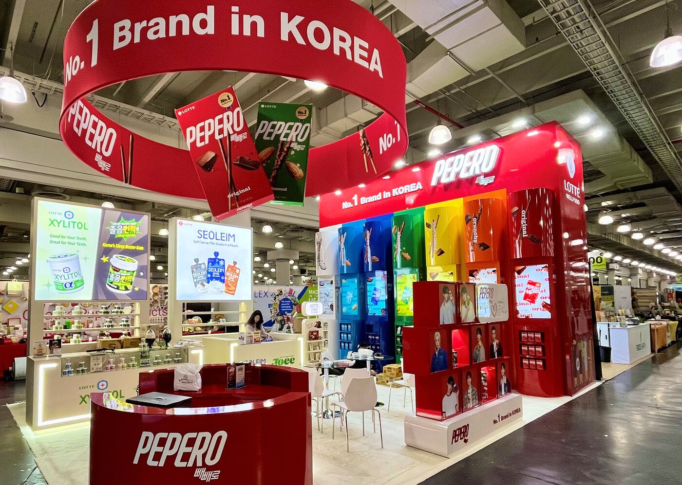 본문 이미지 - 롯데웰푸드 &#39;2025 팬시 푸드쇼&#39; 부스 이미지 &#40;롯데웰푸드 제공&#41;
