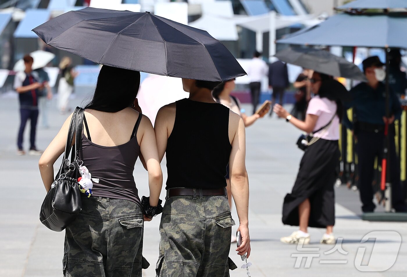 본문 이미지 - 절기상 처서를 하루 앞두고 폭염이 찾아온 22일 서울 종로구 광화문광장에서 시민들이 양산을 쓰고 길을 지나고 있다. 2025.8.22/뉴스1 ⓒ News1 김도우 기자