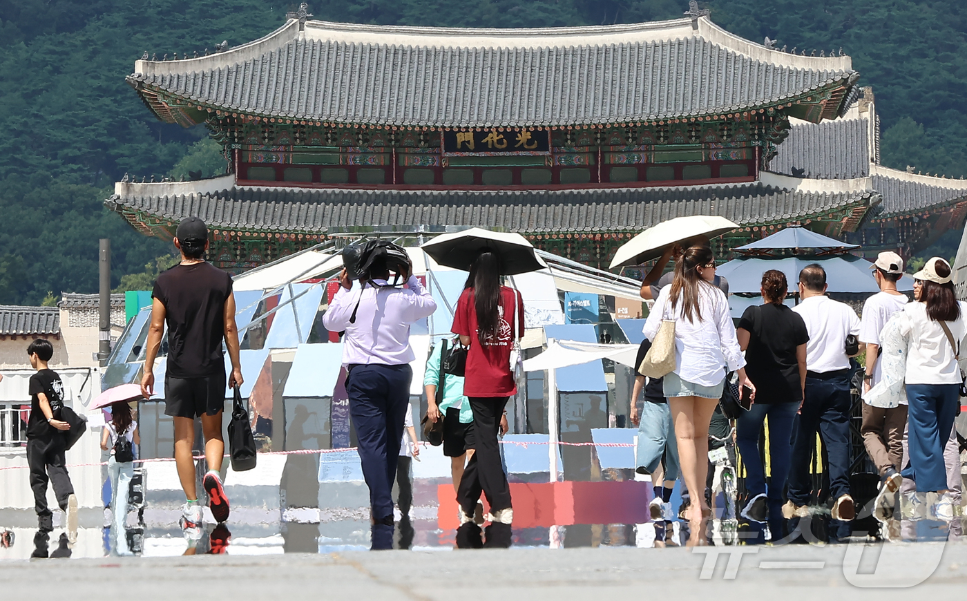 (서울=뉴스1) 김도우 기자 = 절기상 처서를 하루 앞두고 폭염이 찾아온 22일 서울 종로구 광화문광장에 아지랑이가 피어 오르고 있다. 2025.8.22/뉴스1