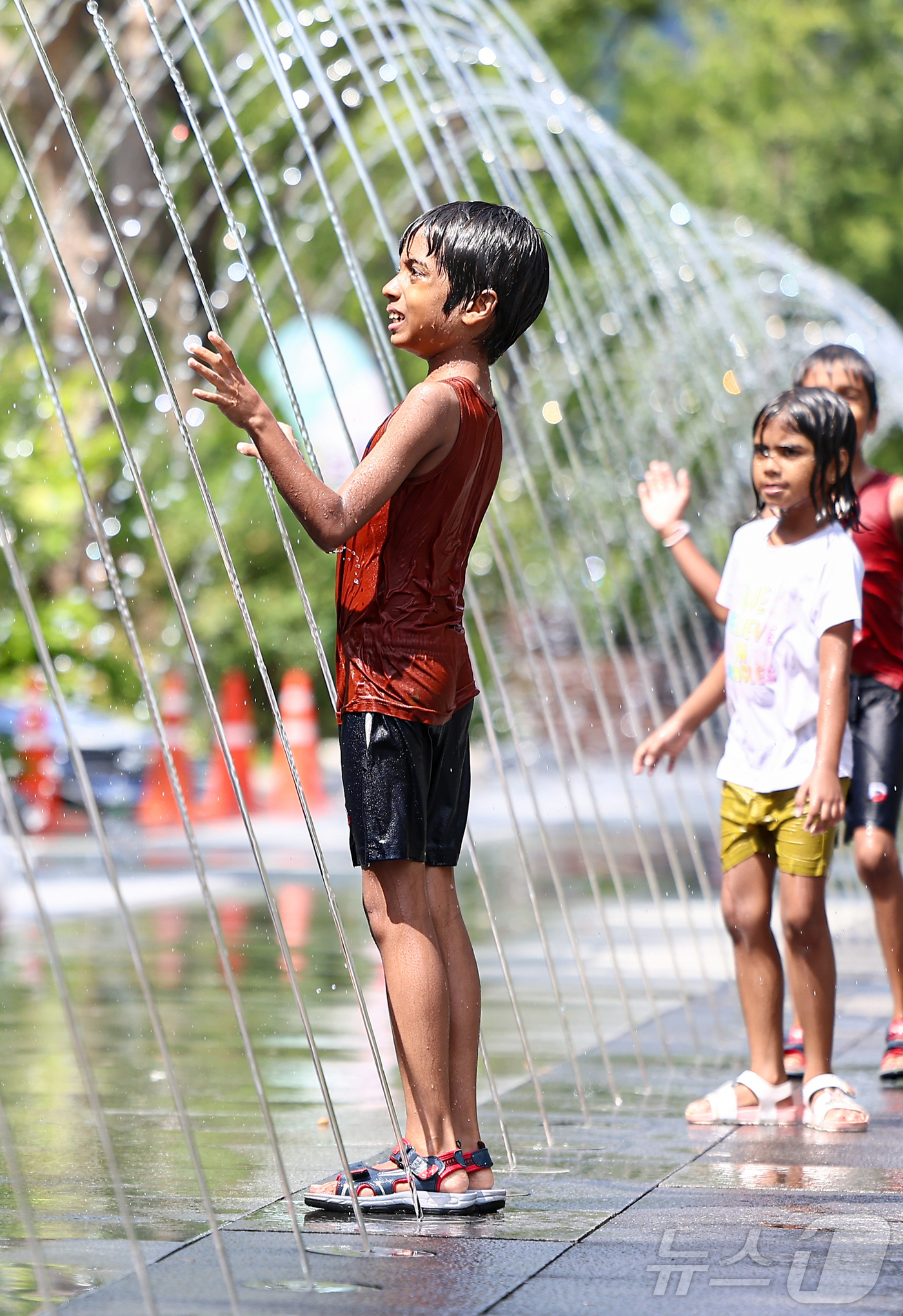 (서울=뉴스1) 김도우 기자 = 절기상 처서를 하루 앞두고 폭염이 찾아온 22일 서울 종로구 광화문광장 바닥분수에서 어린이들이 물놀이를 하며 더위를 식히고 있다. 2025.8.22 …