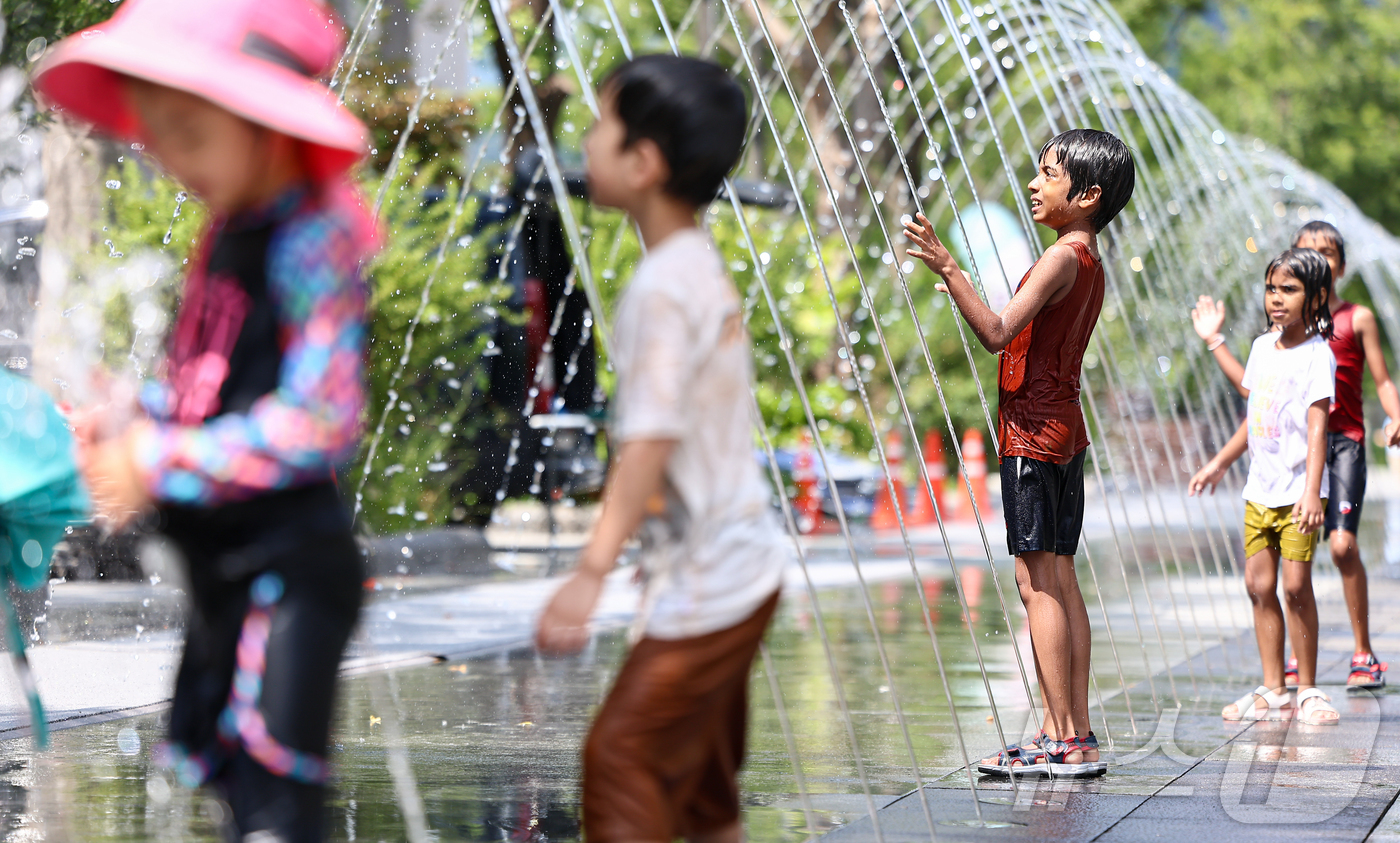 (서울=뉴스1) 김도우 기자 = 절기상 처서를 하루 앞두고 폭염이 찾아온 22일 서울 종로구 광화문광장 바닥분수에서 어린이들이 물놀이를 하며 더위를 식히고 있다. 2025.8.22 …