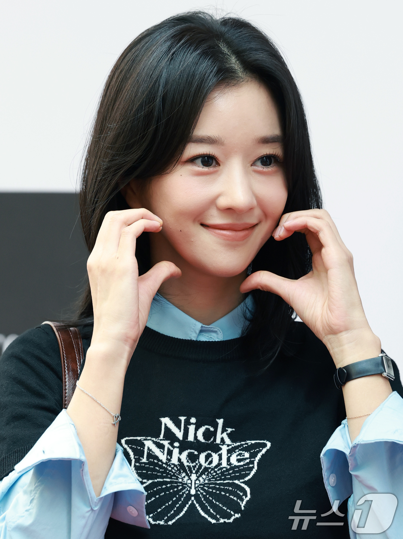 (서울=뉴스1) 권현진 기자 = 배우 서예지가 22일 오후 서울 중구 명동 닉앤니콜 플래그십 스토어에서 열린 패션 브랜드 ‘닉앤니콜’ 론칭 10주년 기념행사에 참석해 포즈를 취하고 …