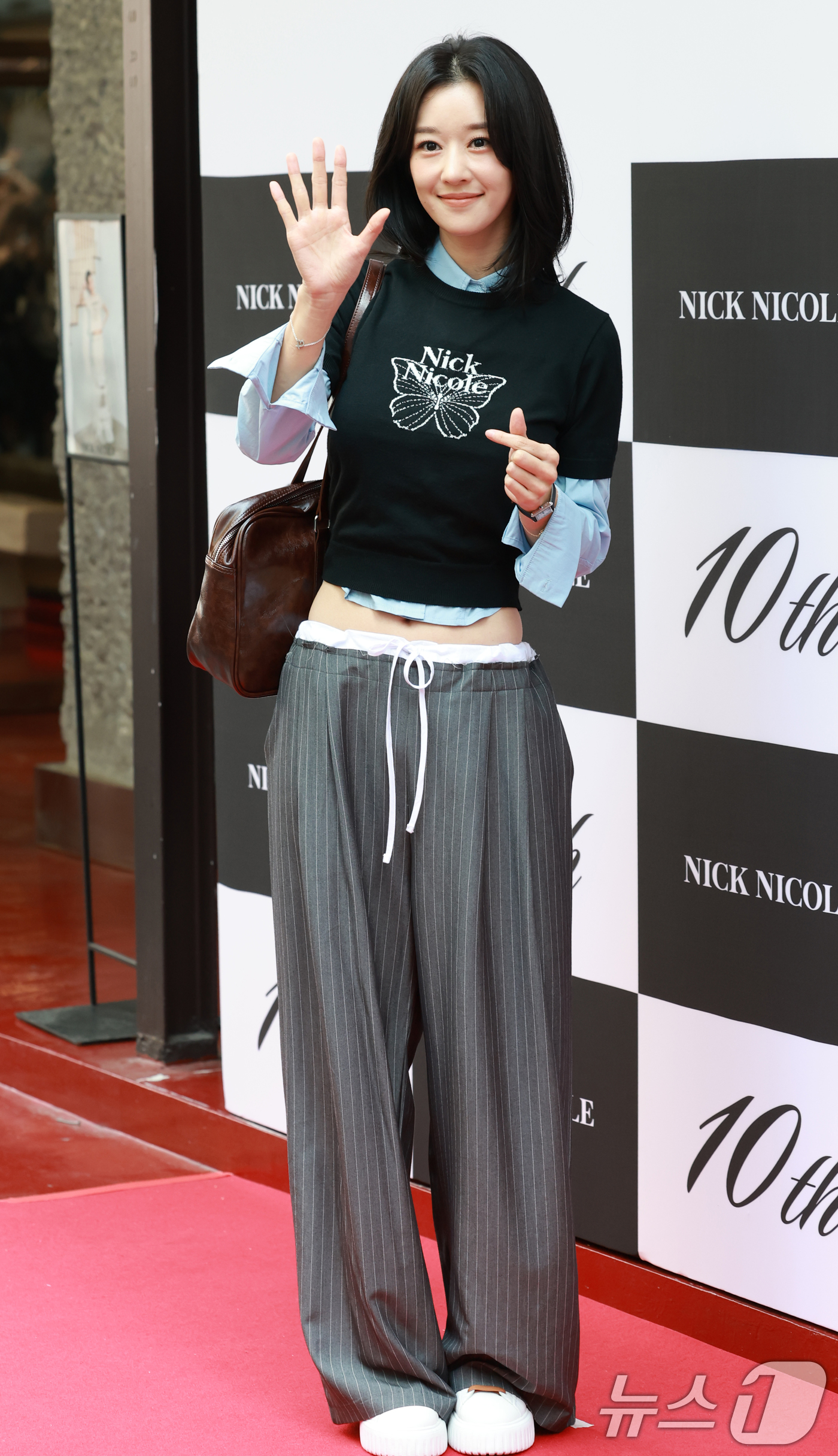 (서울=뉴스1) 권현진 기자 = 배우 서예지가 22일 오후 서울 중구 명동 닉앤니콜 플래그십 스토어에서 열린 패션 브랜드 ‘닉앤니콜’ 론칭 10주년 기념행사에 참석해 포즈를 취하고 …