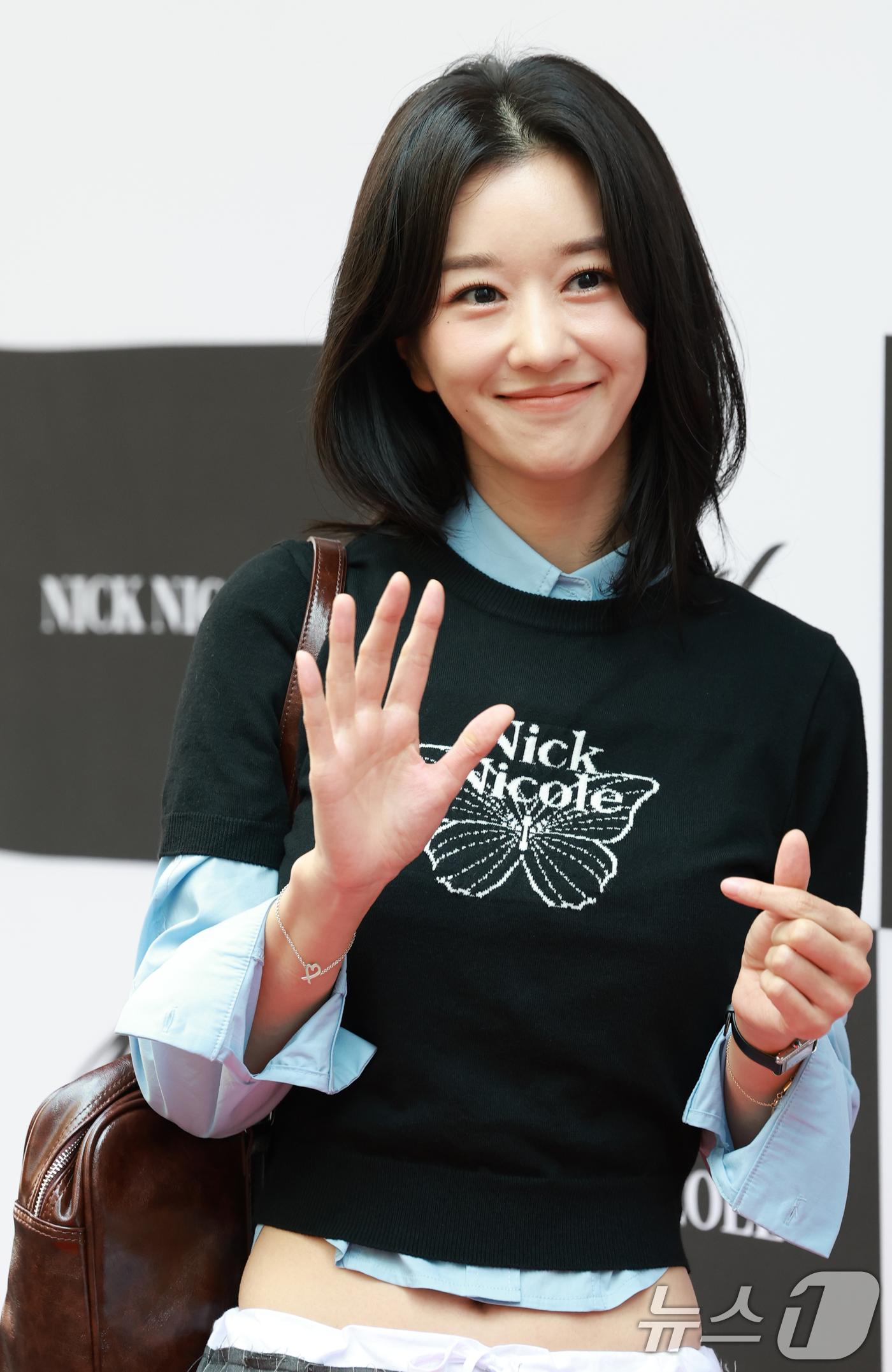 (서울=뉴스1) 권현진 기자 = 배우 서예지가 22일 오후 서울 중구 명동 닉앤니콜 플래그십 스토어에서 열린 패션 브랜드 ‘닉앤니콜’ 론칭 10주년 기념행사에 참석해 포즈를 취하고 …