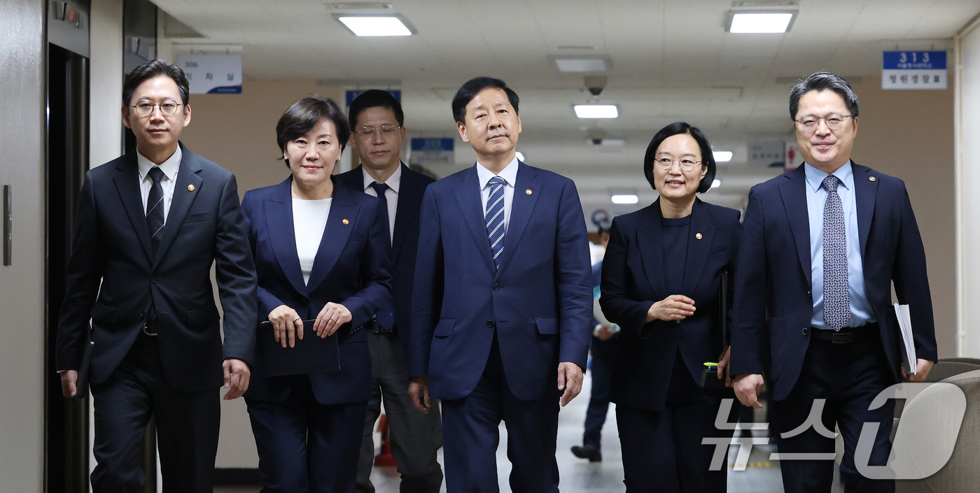 (서울=뉴스1) 임세영 기자 = 구윤철 경제부총리 겸 기획재정부 장관 및 관계부처 장관들이 22일 오후 서울 종로구 정부서울청사에서 열린 새정부 경제성장전략 관계부처 합동 브리핑에 …