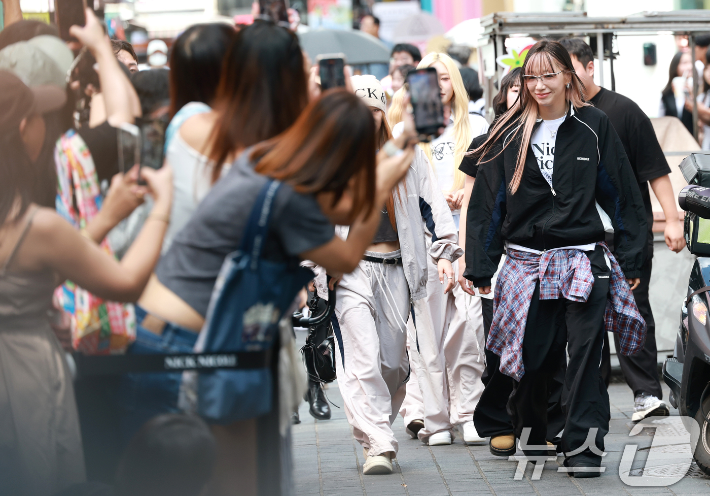 (서울=뉴스1) 권현진 기자 = 댄스 크루 베베(BEBE)의 바다가 22일 오후 서울 중구 명동 닉앤니콜 플래그십 스토어에서 열린 패션 브랜드 ‘닉앤니콜’ 론칭 10주년 기념행사에 …