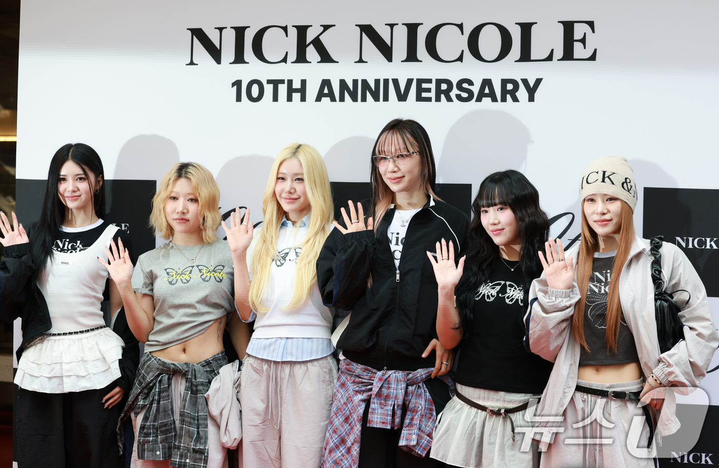 (서울=뉴스1) 권현진 기자 = 댄스 크루 베베(BEBE)가 22일 오후 서울 중구 명동 닉앤니콜 플래그십 스토어에서 열린 패션 브랜드 ‘닉앤니콜’ 론칭 10주년 기념행사에 참석해 …