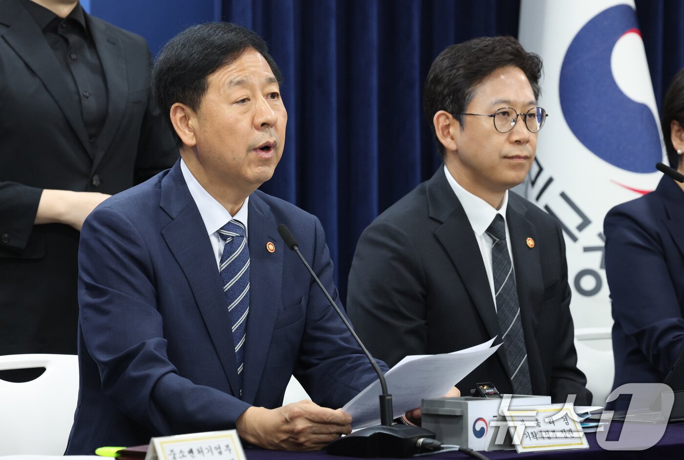 본문 이미지 - 구윤철 경제부총리 겸 기획재정부 장관이 22일 오후 서울 종로구 정부서울청사에서 열린 새정부 경제성장전략 관계부처 합동 브리핑에서 국가 AI 대전환을 위한 15대 선도 프로젝트를 발표하고 있다. 2025.8.22/뉴스1 ⓒ News1 임세영 기자