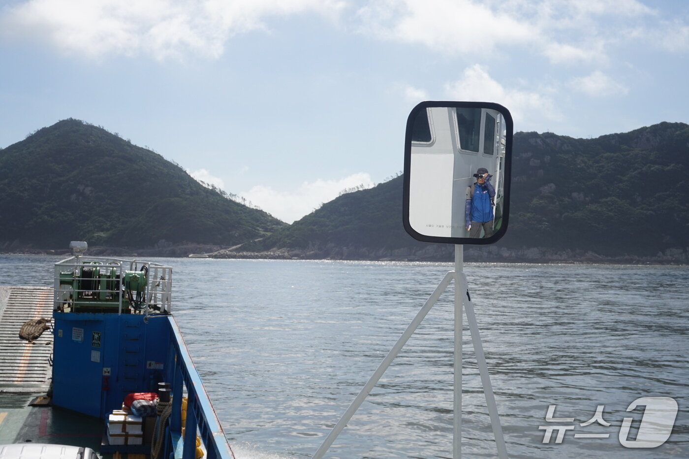 본문 이미지 - &#39;섬사랑 9호&#39;가 독거도 선착장을 향해 들어가고 있다.  2025.8.22/뉴스1 ⓒ News1 조영석 기자 