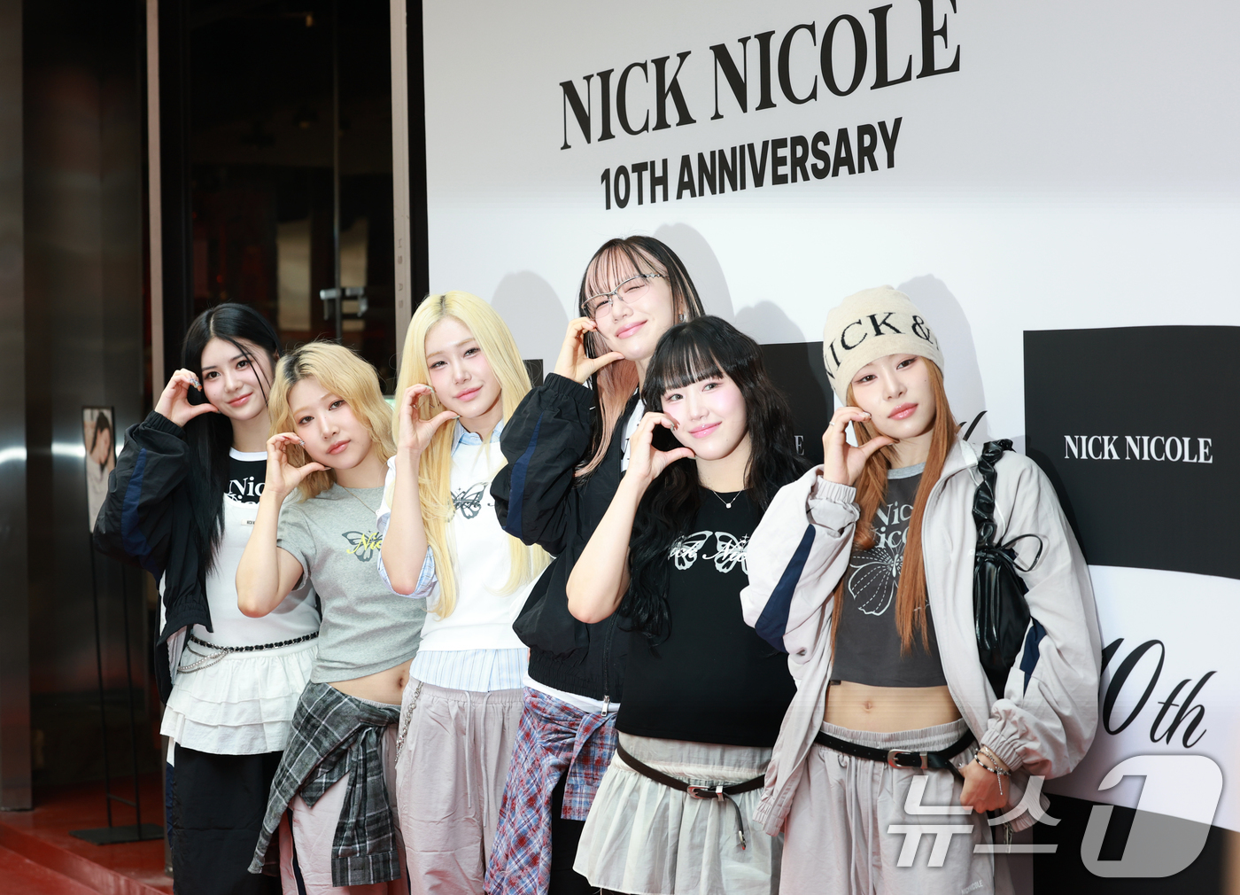 (서울=뉴스1) 권현진 기자 = 댄스 크루 베베(BEBE)가 22일 오후 서울 중구 명동 닉앤니콜 플래그십 스토어에서 열린 패션 브랜드 ‘닉앤니콜’ 론칭 10주년 기념행사에 참석해 …