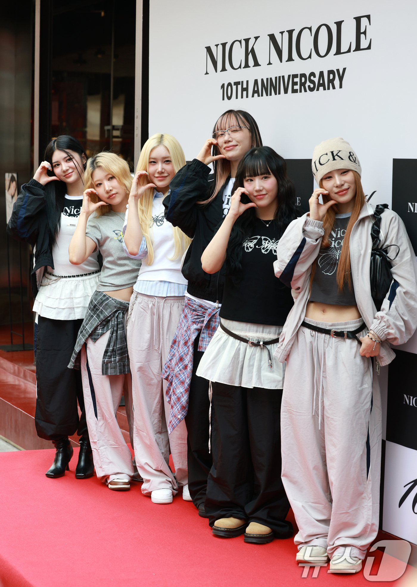 (서울=뉴스1) 권현진 기자 = 댄스 크루 베베(BEBE)가 22일 오후 서울 중구 명동 닉앤니콜 플래그십 스토어에서 열린 패션 브랜드 ‘닉앤니콜’ 론칭 10주년 기념행사에 참석하 …