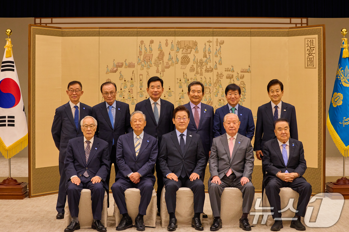 (서울=뉴스1) 허경 기자 = 이재명 대통령이 지난 21일 서울 용산 대통령실 청사에서 열린 더불어민주당 상임고문단 오찬 간담회에서 참석자들과 함께 기념촬영을 하고 있다. (이재명 …